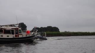 Zeilboot vast onder brug Uitwellingerga [upl. by Euginimod371]