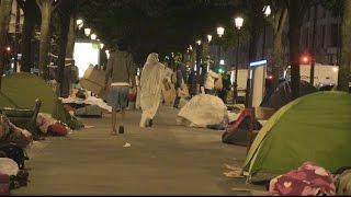 Crise des migrants  la rue point de passage obligé pour les demandeurs dasile à Paris [upl. by Fernald670]