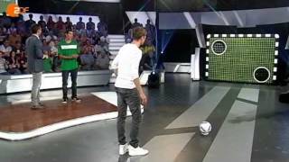 Thomas Müller traut sich an der Torwand auch vom Bierglas  das aktuelle sportstudio – ZDF [upl. by Deery330]